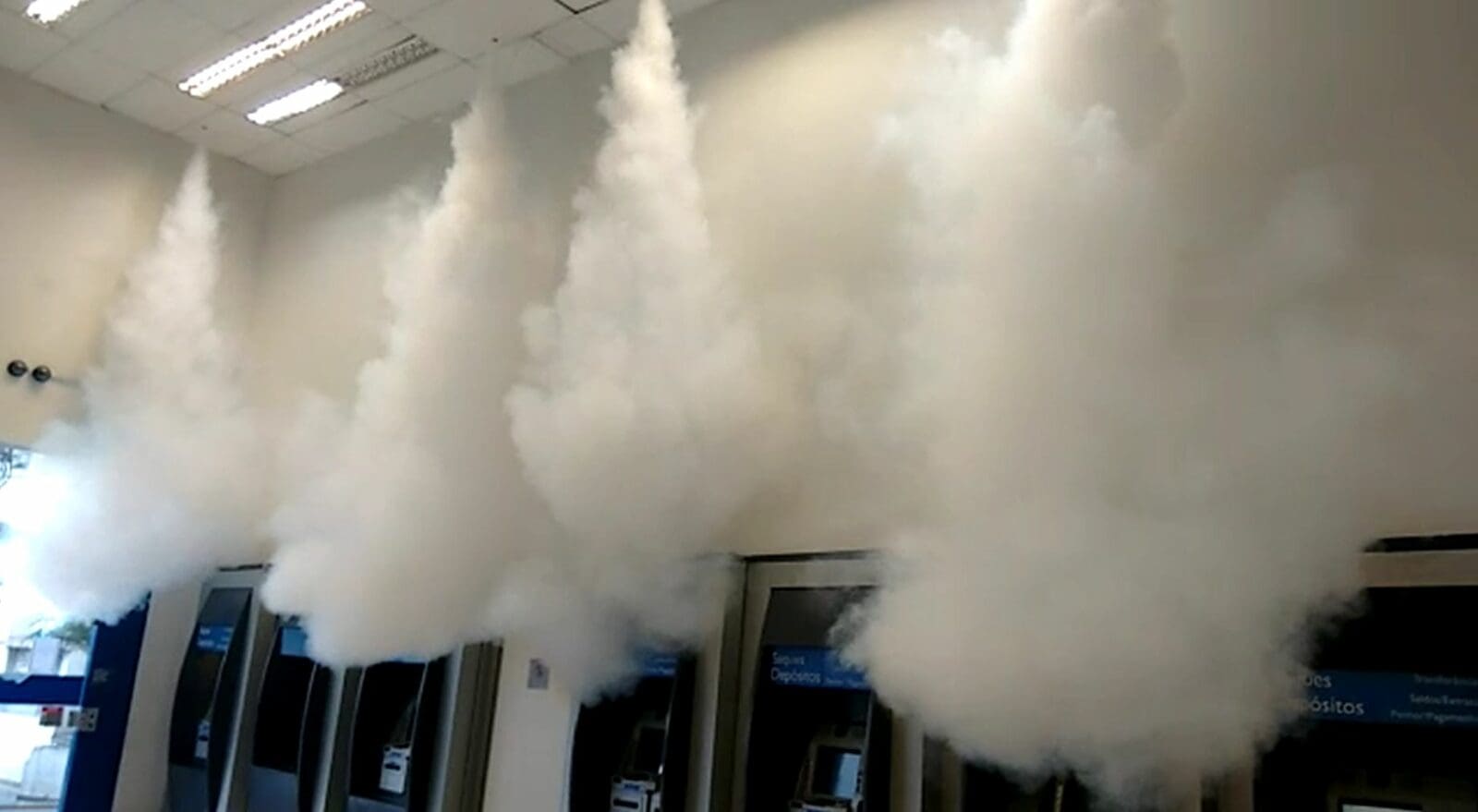 Mitteilung der deutschen Polizei: „In unmittelbarer Nähe des Geldautomaten sollte ein ausreichend dimensioniertes Sicherheitsnebelsystem installiert werden“